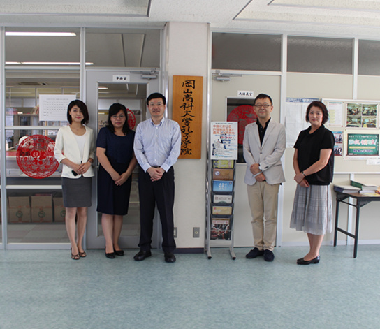 20160722 冈山商科大学孔子学院  严教授与孔子学院工作人员合影.jpg