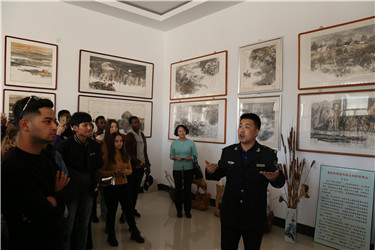 2参观书画展_副本.jpg