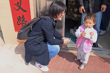 6.志愿者为小朋友带去食品_副本.jpg