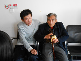 志愿者和老人_(1)_副本.jpg