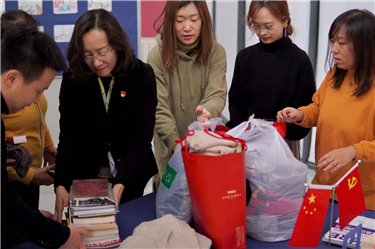 欧洲语言学院开展爱心捐赠活动.jpg