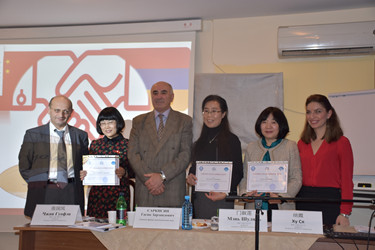 斯拉夫大学副校长萨尔基相(G. Sargsyan)为专家颁发感谢信_副本.jpg