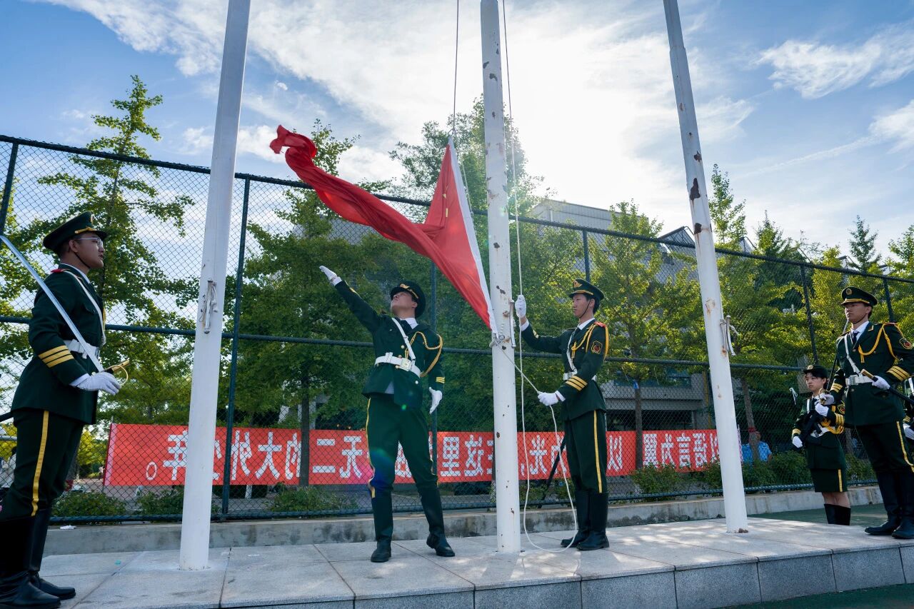 我校举行“赓续英雄凌云志 笃行奋进开新篇”主题升旗仪式