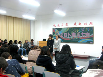 文化传播学院“主持人歌手大赛”完美落幕（张芳 唐菱苓）.jpg