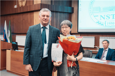 图片2：校长为宿桂岚颁发证书.jpg