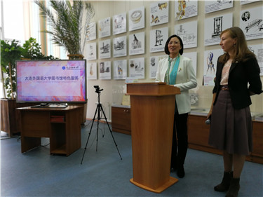 图片8：张琳介绍大连外国语大学图书馆.jpg