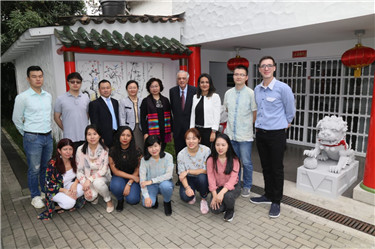 2 朱参赞和孔子学院全体人员合影.jpg