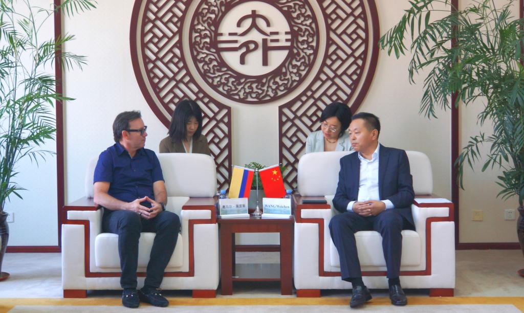 哥伦比亚桑坦德技术学院校长一行访问我校