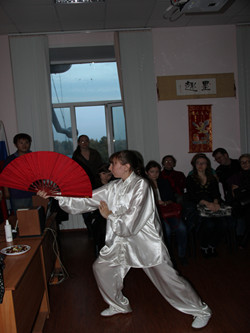 图片2：本土教师谢玲表演太极扇.jpg_副本.jpg