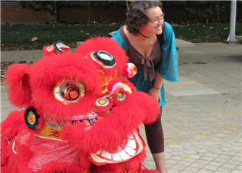 图片4：“红狮子”与行人合影.jpg