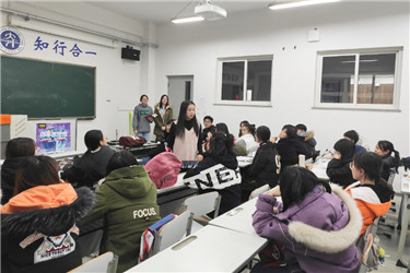 冬日暖心行—商学院学生党员为19级学子进行考前辅导活动.jpg