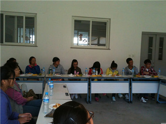 西葡语系总支书记慰问留校学生2.jpg
