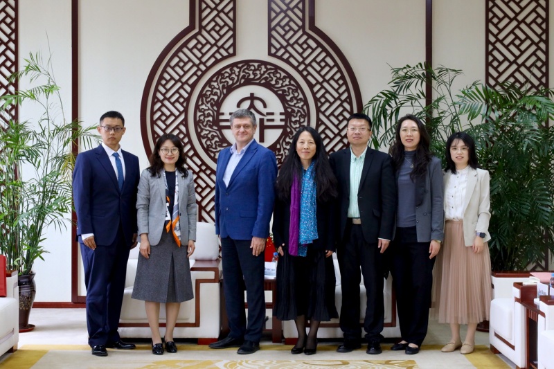 莫斯科市立师范大学萨马拉分校副校长艾力钦・卡什莫夫一行访问我校