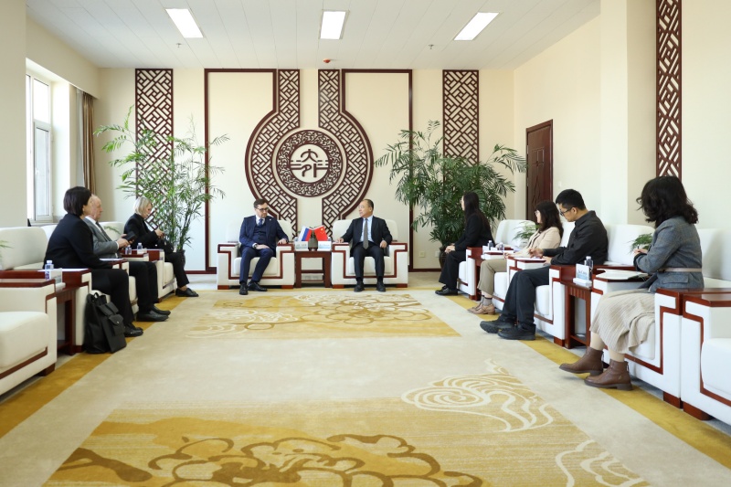 太平洋国立大学校长尤里·马尔芬一行访问大连外国语大学