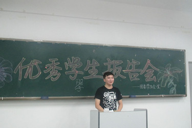 韩国语系成功举办优秀学生报告会2_.jpg