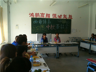 西葡语系总支书记慰问留校学生1.jpg