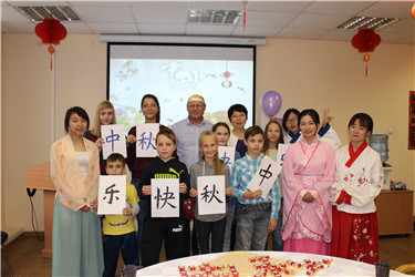 图片6：孔子学院院长与部分获胜选手合影留念.jpg