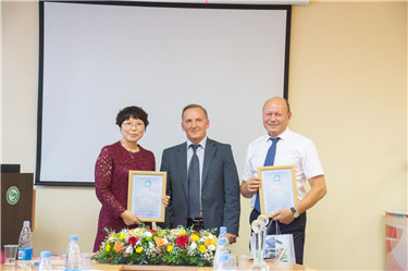 图片6：四中校长赠与孔子学院感谢证书.jpg