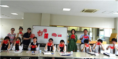 学生展示剪纸作品.jpg