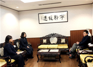 1.与吴领事谈话.jpg