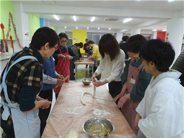 3汤局长指导包饺子.jpg
