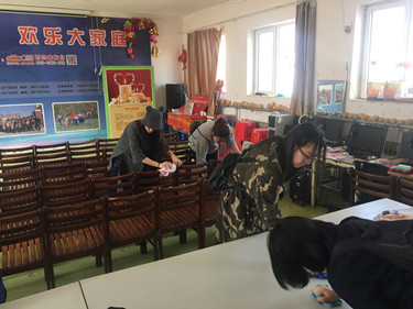 2.意阿语系志愿者清扫儿童村接待室_副本.jpg