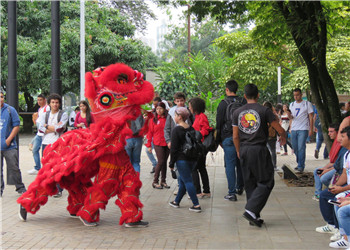 图片3：“红狮子”穿梭于校园.jpg