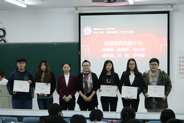 辅导员为各获奖集体和个人颁奖_副本.jpg