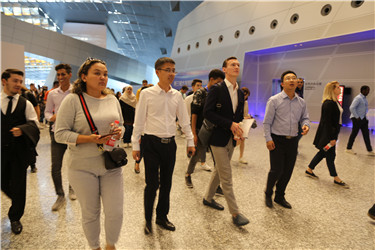 国际学生走进国际会议中心.jpg
