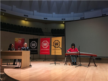 3 汉语教师现场演奏中国传统乐器.jpg