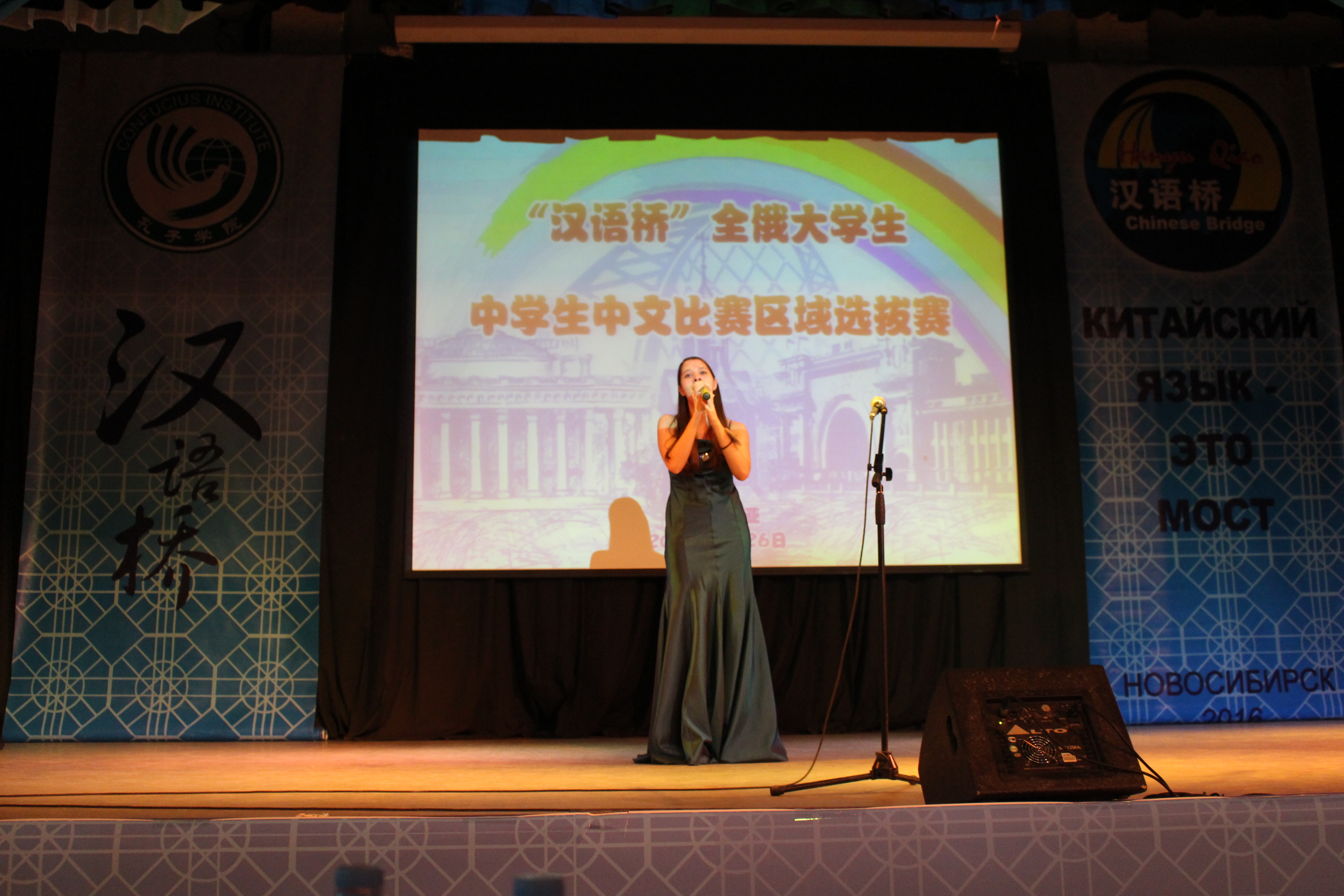 图五：饱含深情的演唱《时间都去哪儿了》.JPG