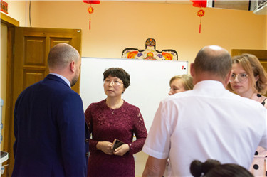 图片8：向来宾介绍孔子学院.jpg