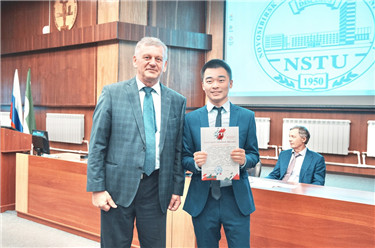 图片4：校长为刘成宝颁发证书.jpg