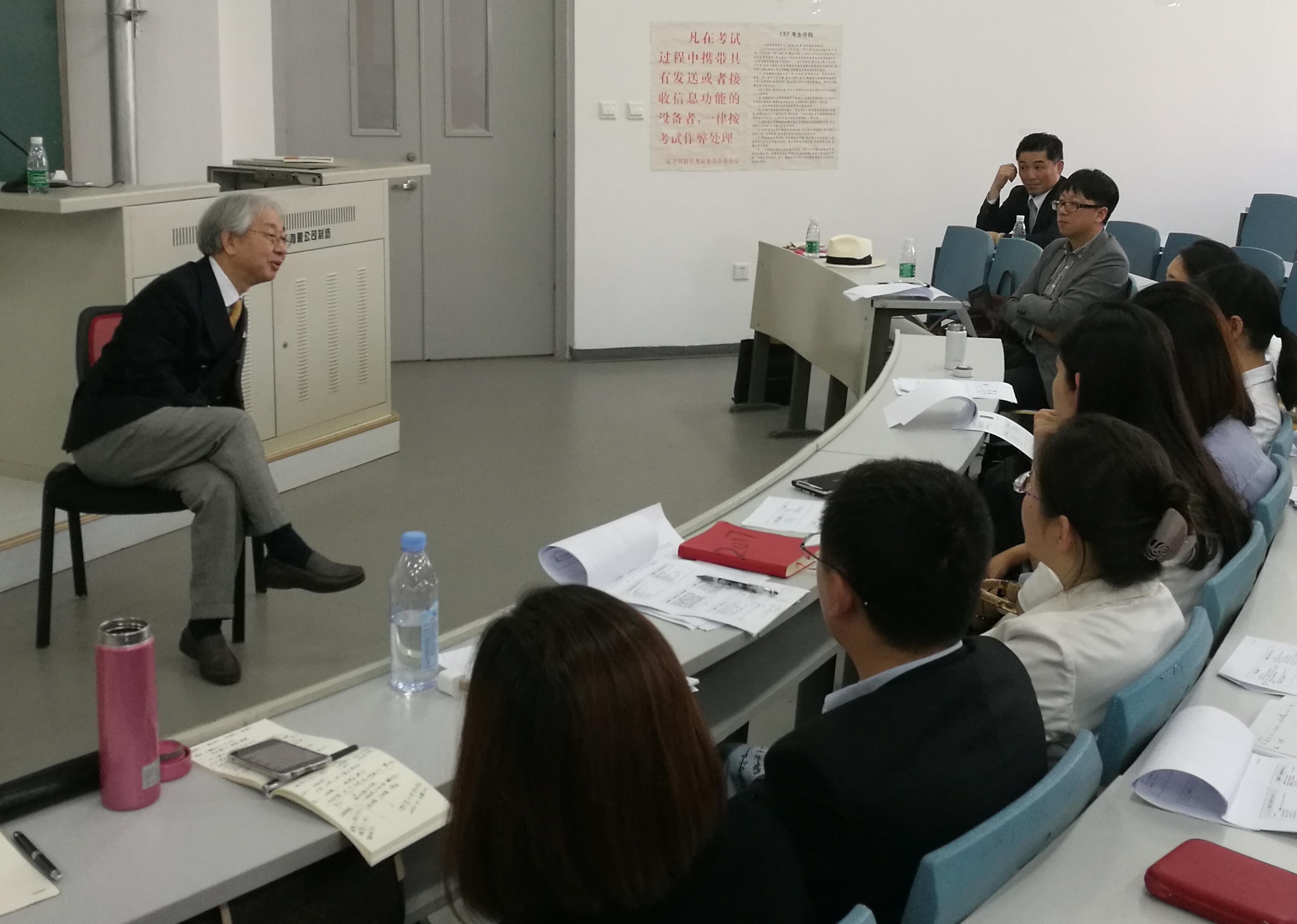 主讲人与听众亲切交谈.jpg