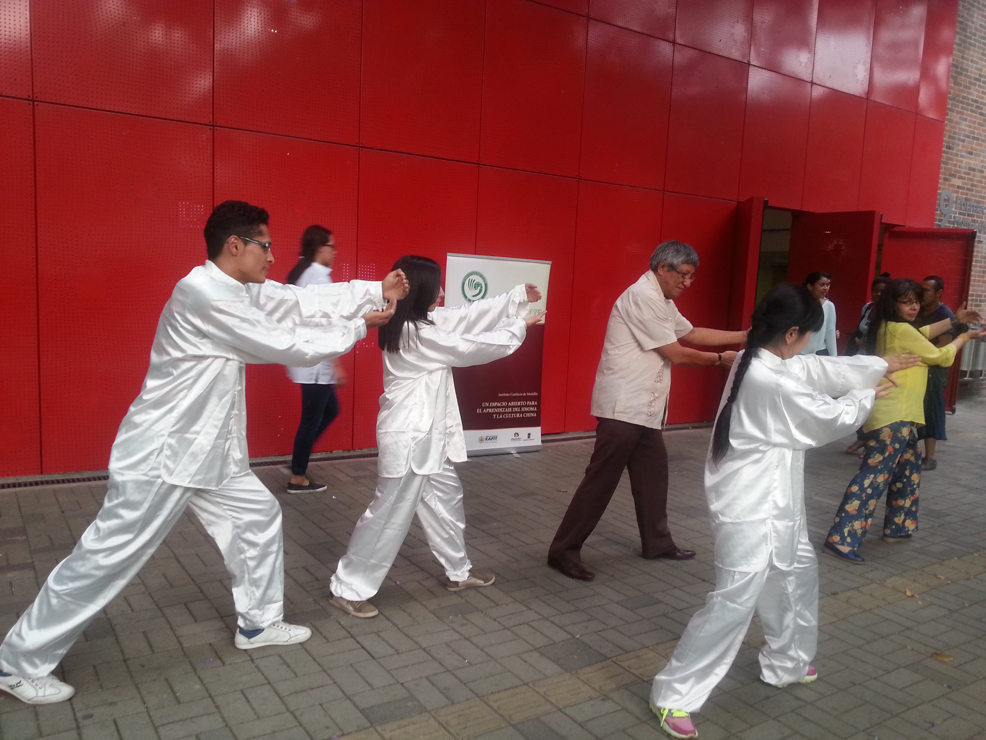 图片6：学生试穿功夫服，学打太极拳.jpg