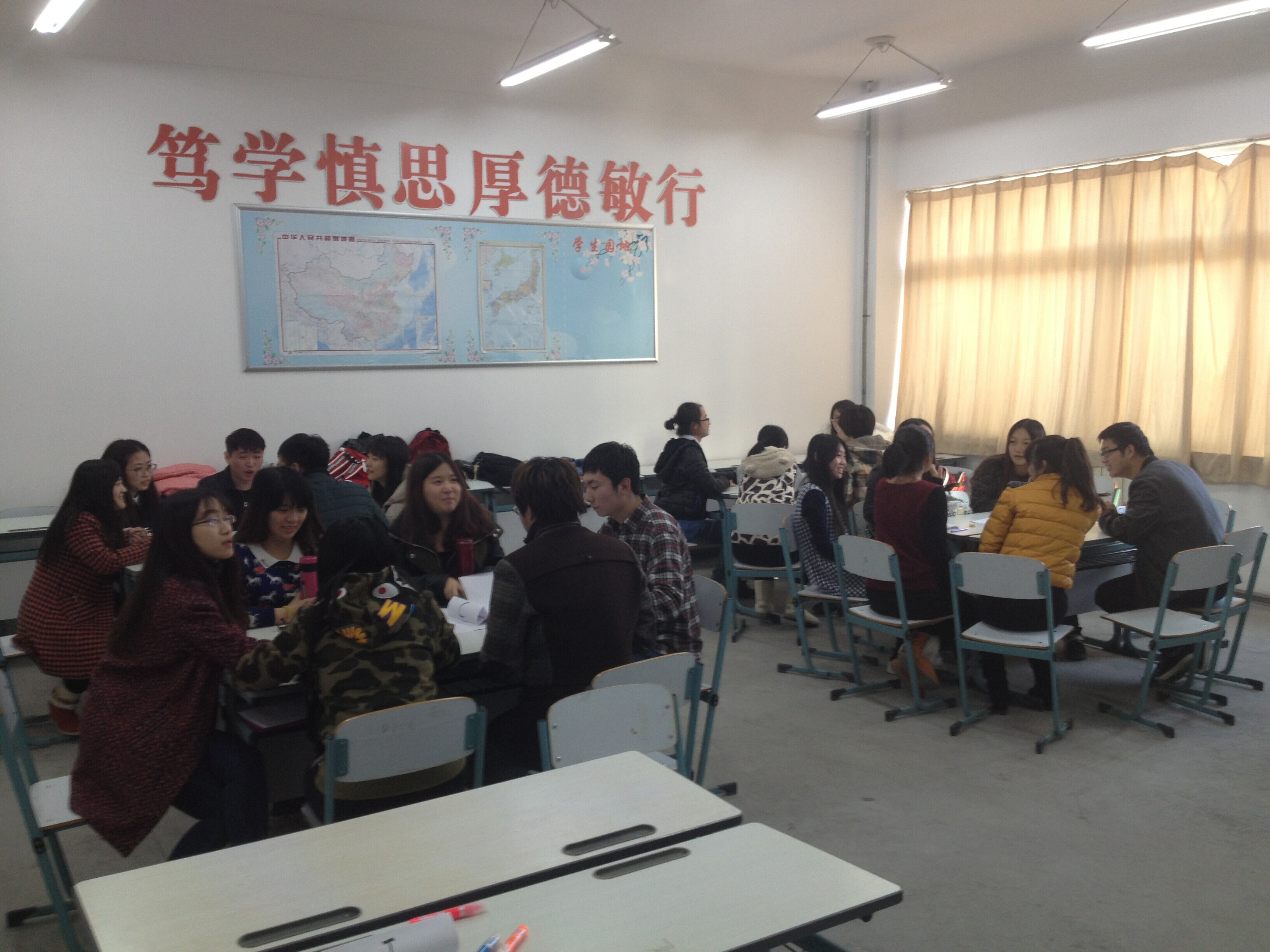 学生讨论.jpg