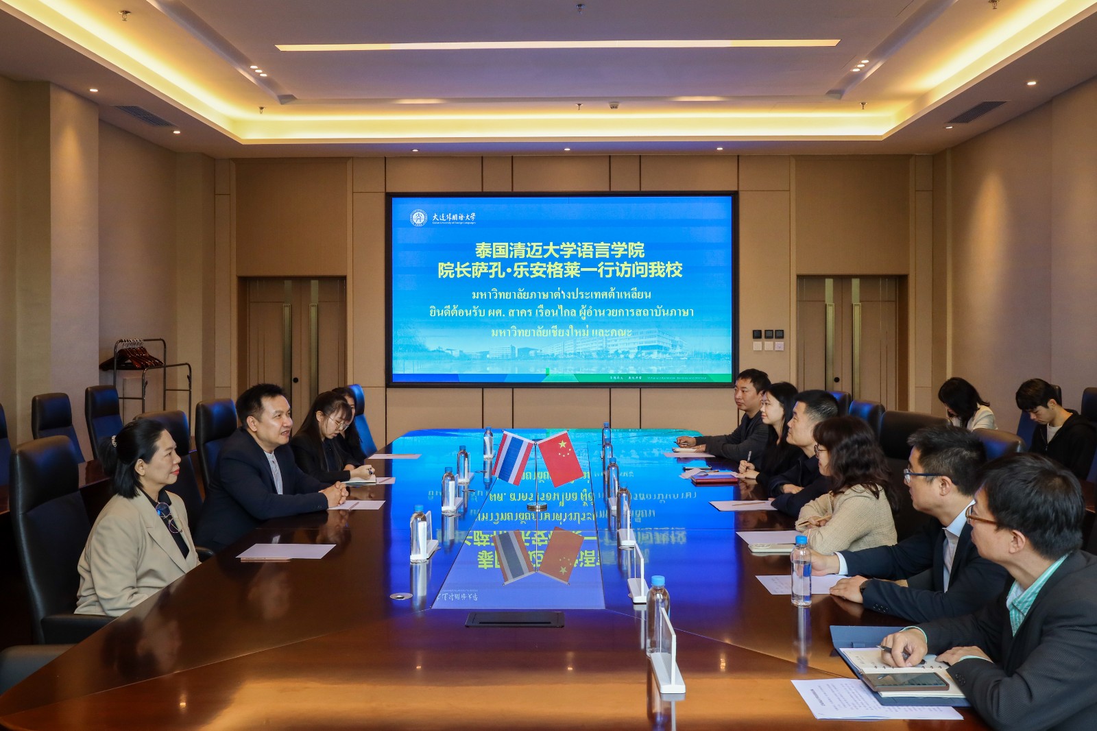 清迈大学语言学院院长萨孔·乐安格莱一行访问我校