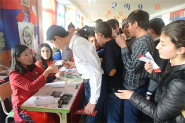 学生争先恐后体验中国书法.jpg