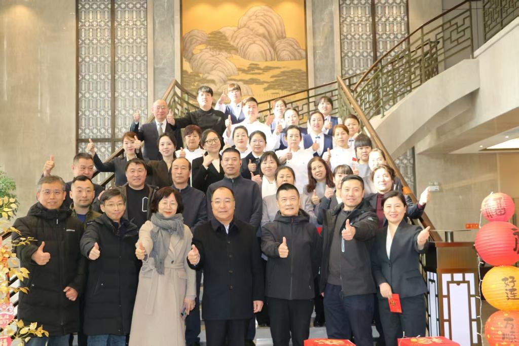 校领导春节前夕慰问寒假期间坚守岗位的一线员工和留校学生