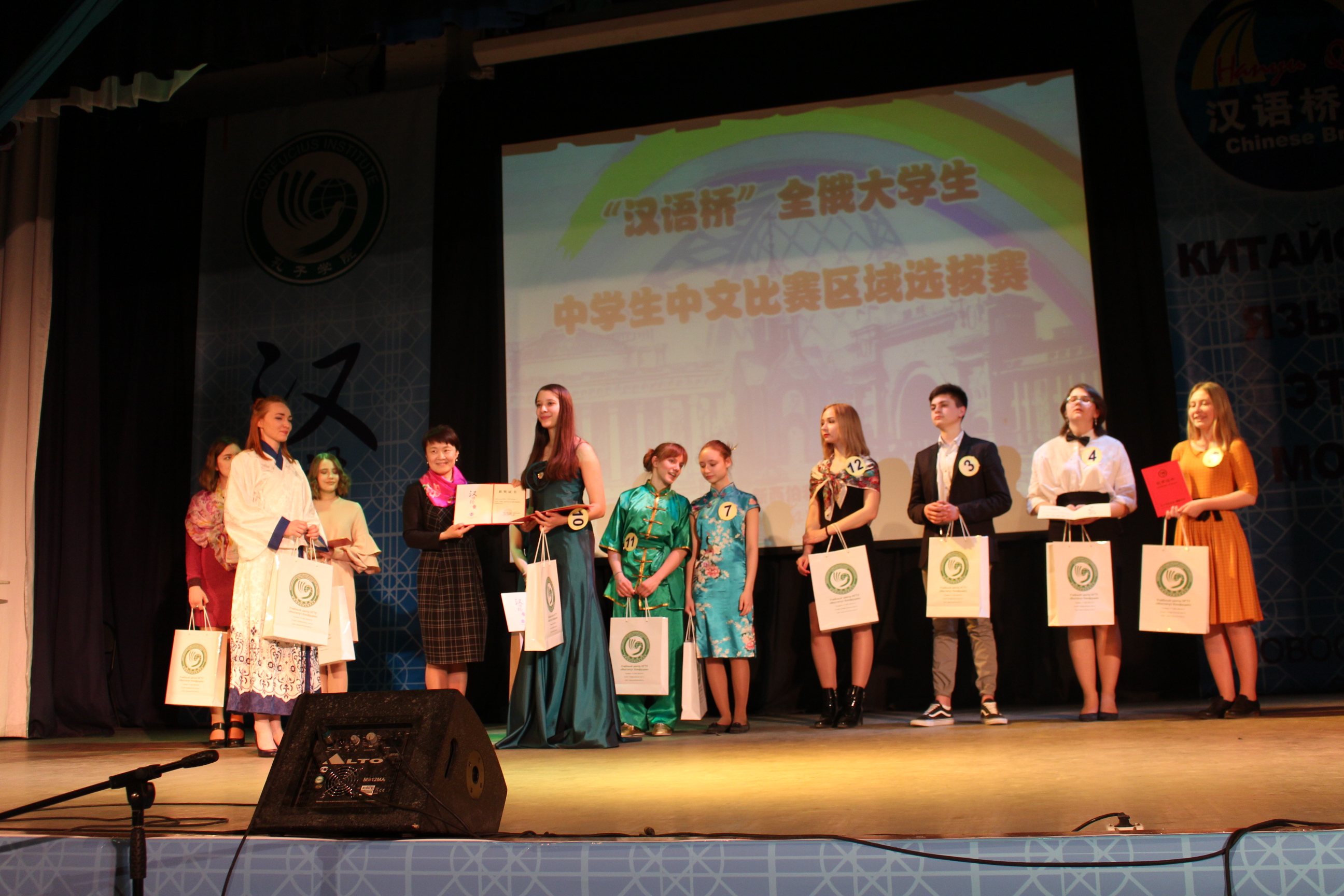 图八：领事为冠军颁奖.JPG