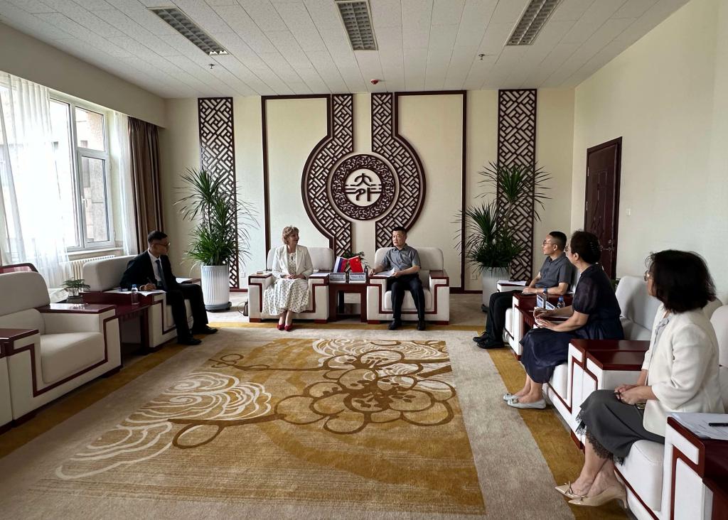 俄罗斯科学院西伯利亚分院国立公共科技图书馆馆长利祖诺娃一行访问我校