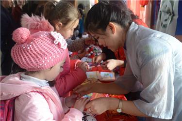 王晓芳老师教当地学生编手链.jpg