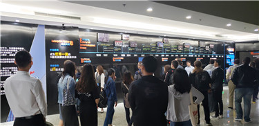 国际学生参观华信.jpg