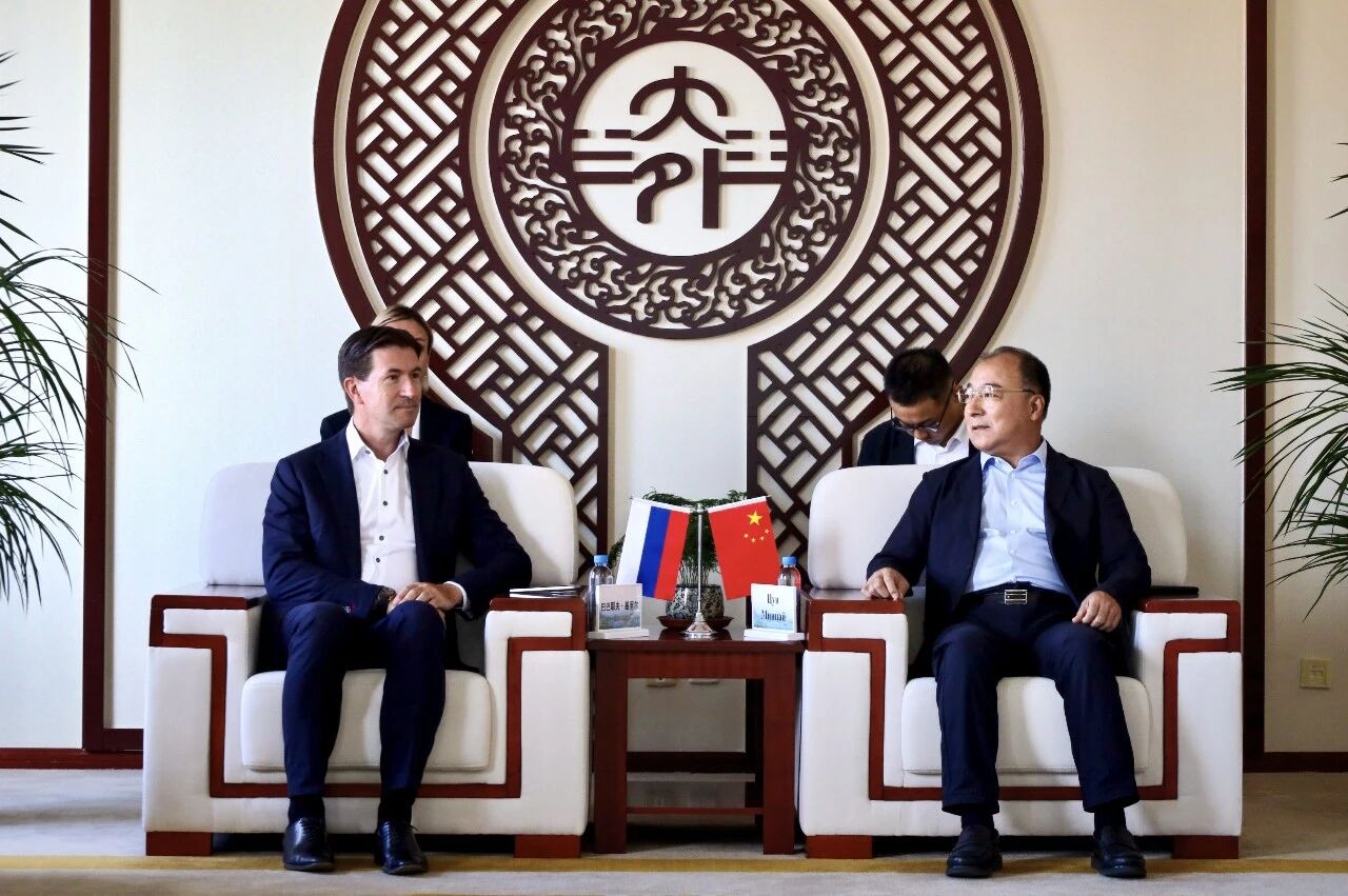 俄罗斯科学院中国与现代亚洲研究所所长巴巴耶夫、俄罗斯驻沈阳总领事普雷日科瓦一行访问我校