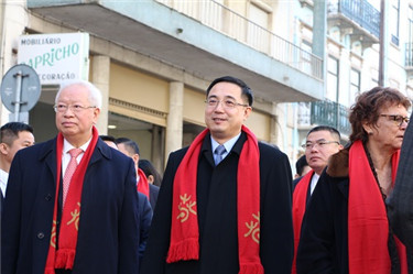 2.蔡润大使在游行队伍中.jpg