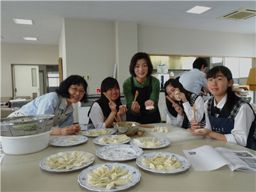 外方副院长黎晓妮带领大家包饺子.jpg
