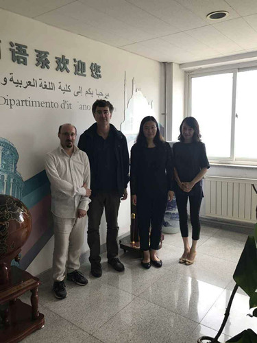 意阿语系邹黎明书记（右二）、意大利语教研室主任（右一）、外教保罗（左一）与乔治·赞蒂尼博士（左二）合影_副本.jpg