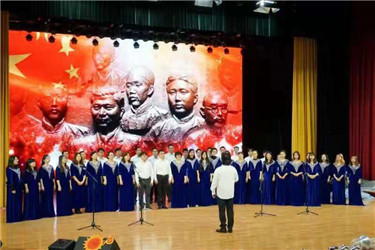 商学院召开“在灿烂阳光下”2019迎新晚会(2).jpg