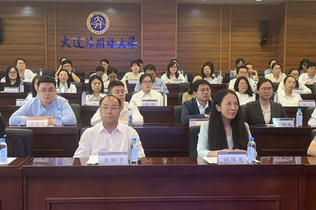 我校召开青年教师发展校长基金奖励项目获奖教师工作会议